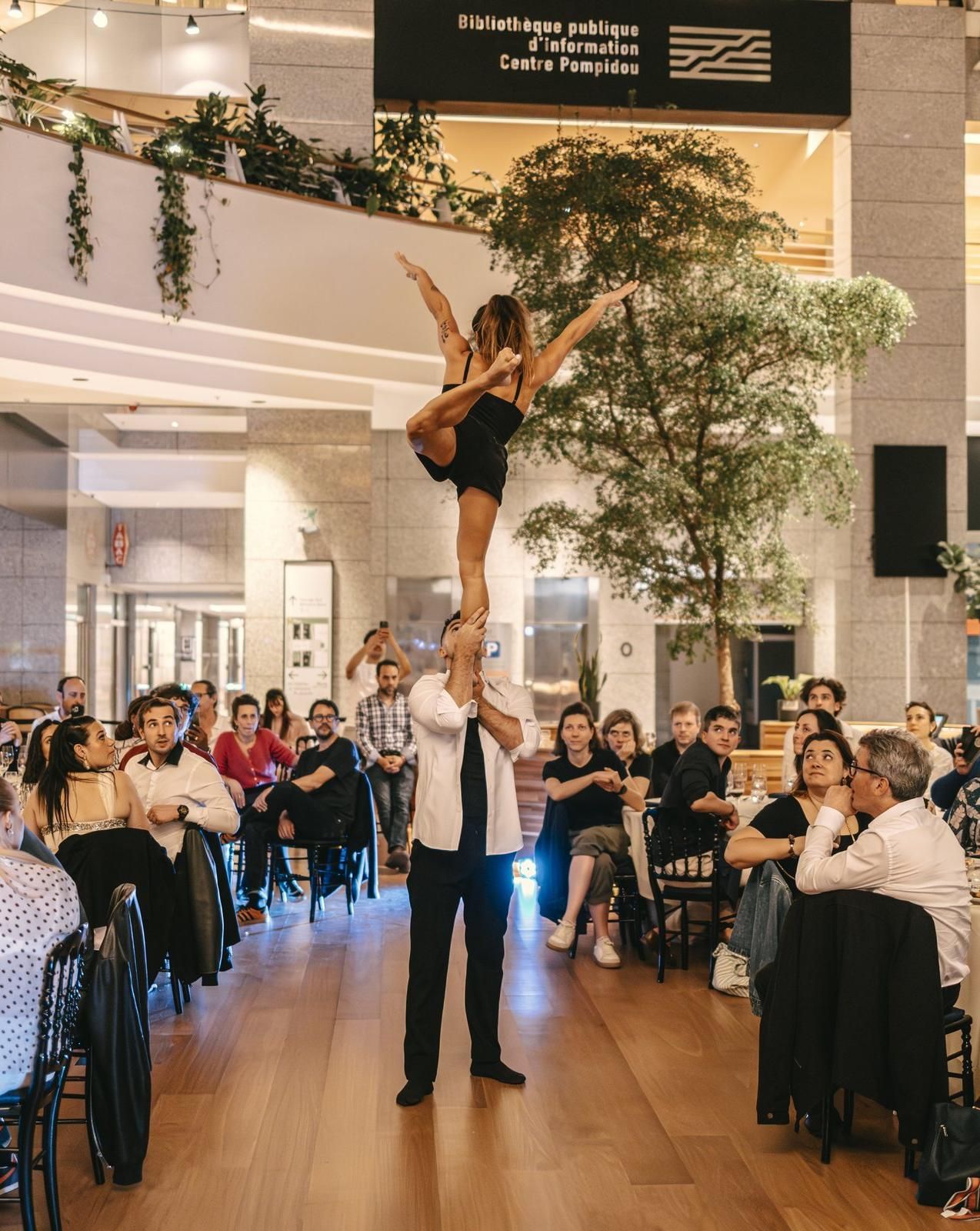 Porté acrobatique au-dessus des tables dressées dans l'atrium