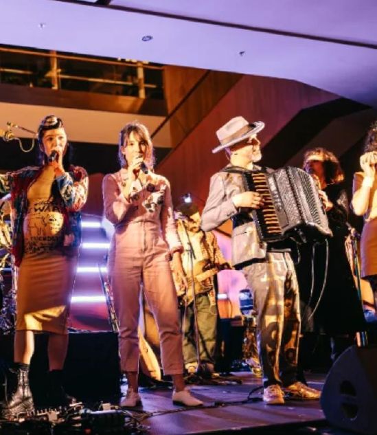 Chanteuses et accordéoniste sur scène pendant un afterwork