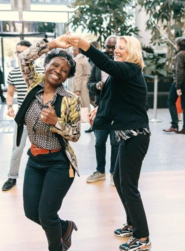 Deux occupantes qui dansent dans le hall pendant le Welcome Day