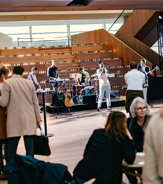 Concert à l'heure du déjeuner dans un atrium de bureaux