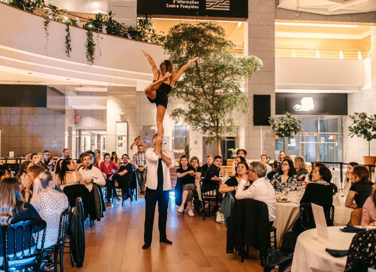 Numéro d'acrobatie pendant un dîner dans l'atrium